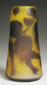 Vase mit Haselnusszweigen Farbloses Glas, gelb unter- u. braunviolett überfangen. Formgeblasen.