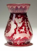 Kleine Vase Farbloses Glas, rot gebeizt. Formgeblasen. Bauchiger Korpus mit konischer Mündung.