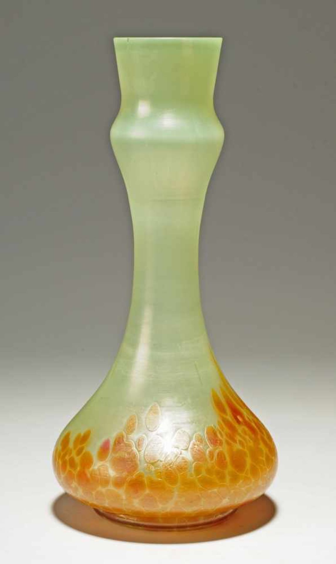 Jugendstil-Vase Lichtgrünes Glas, Opalglasunterfang, eingeschmolzene orangebraune Krösel.