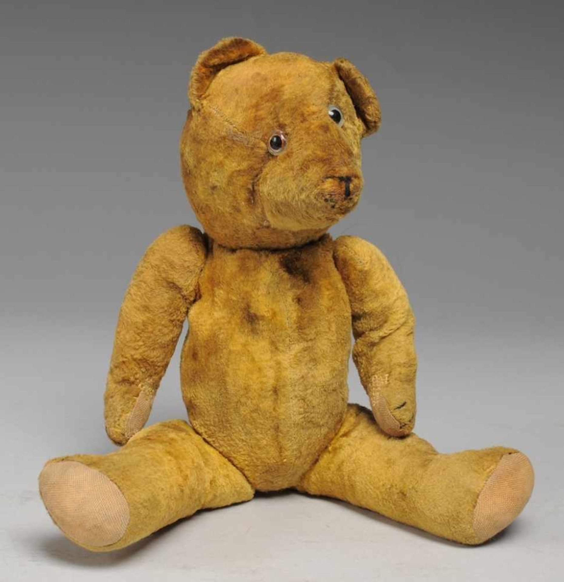 Teddybär Mit Holzwolle gestopfter Körper aus gelbem Mohairplüsch, Sohlen aus Baumwolle. - Bild 2 aus 2