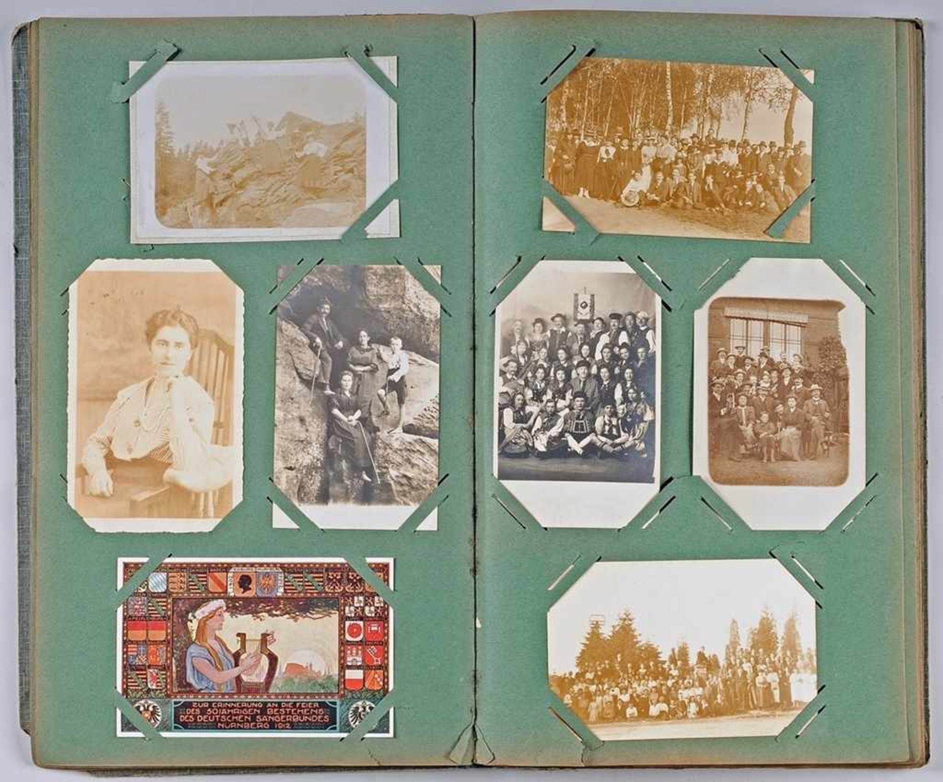 Album mit Fotografien Ca. 124 St. Versch. S/W- u. sepiafarbene Familienfotografien bei Ausflügen
