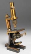 Historisches Mikroskop Messing, Glas. Sogen. Lichtmikroskop. Schiebetubus. Feineinstellung mit