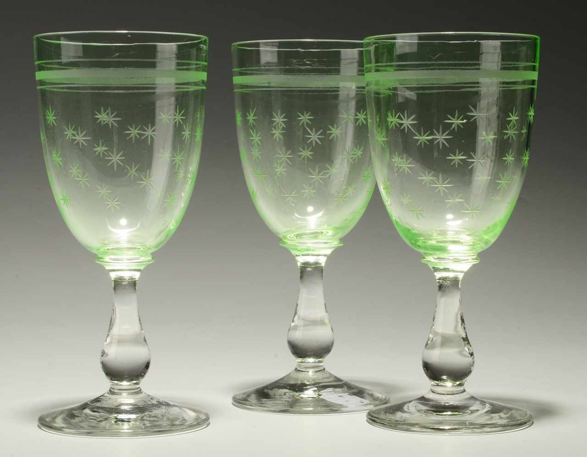 Drei Weingläser Farbloses Glas u. hellgrünes Uranglas. Formgeblasen. Balusterschaft. Kuppa mit