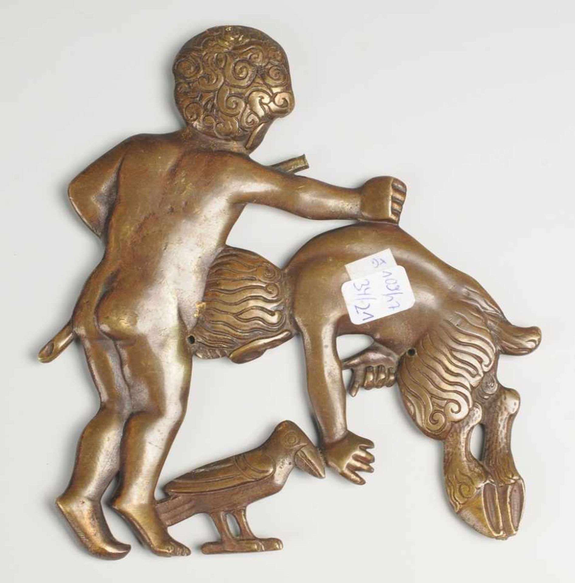Art-Déco-Applikation Bronze, patiniert. Putto mit Bogen beim Raufen mit einem Satyrisken, ihm zu - Bild 2 aus 2