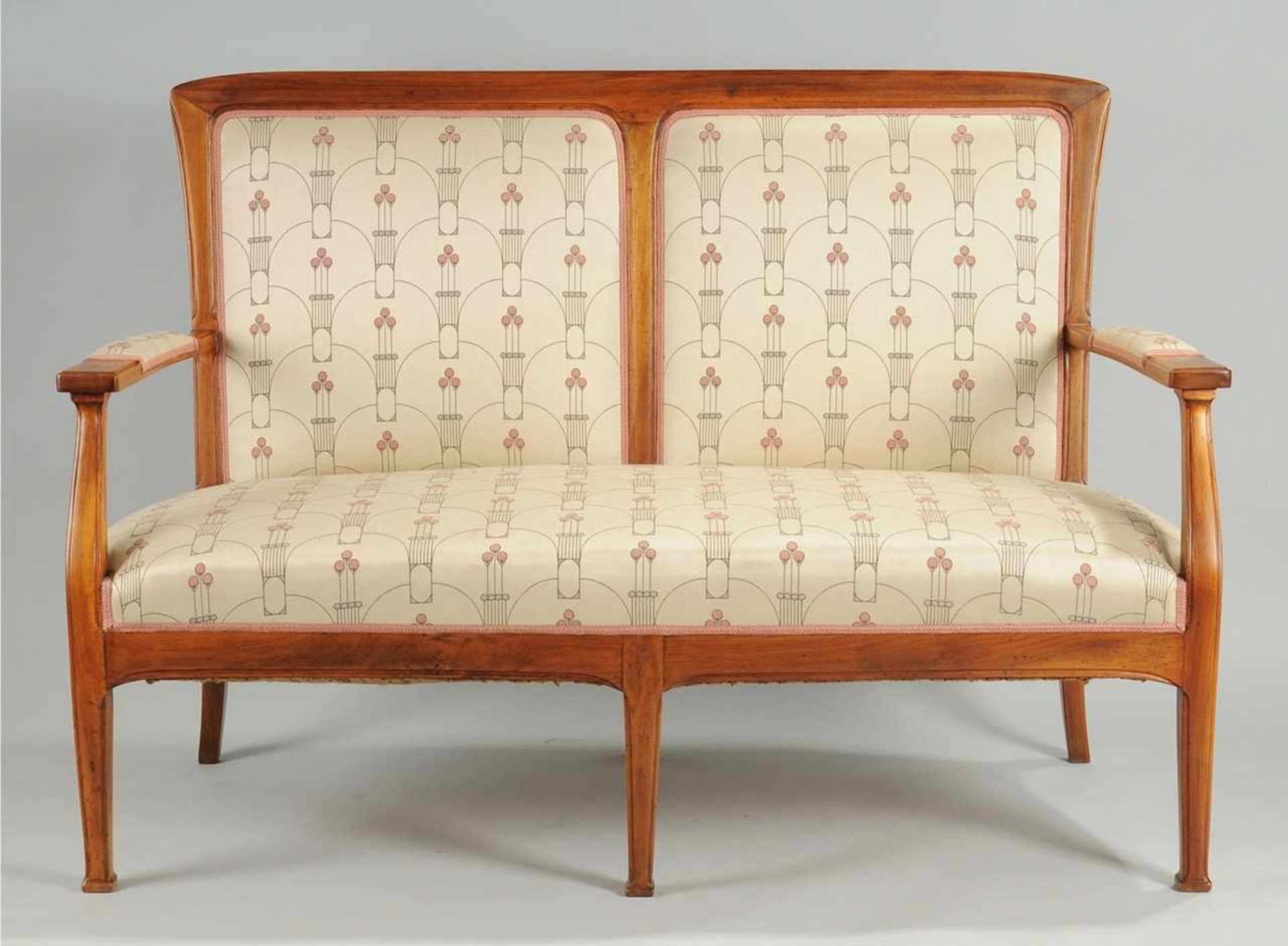 Jugendstil-Sofa Nussbaum. Zweisitzer. Über konischen Vierkantfüßen, übergehend in geschwungene