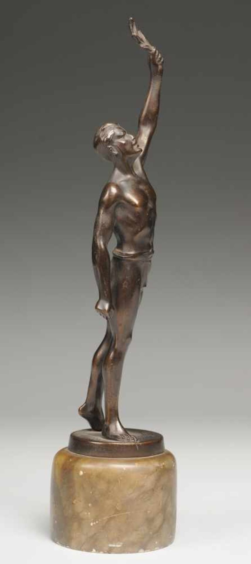 Fackelträger Bronze, patiniert. Auf rundem Sockel Figur eines Jünglings, den linken Arm mit einer - Bild 4 aus 4