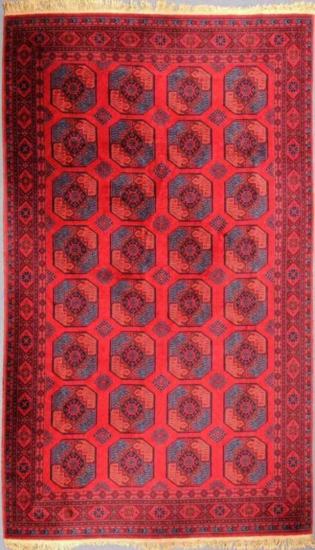Großer Teppich Wolle/Baumwolle. Maschinenweberei. Nach afghanischen Vorbildern. Ornamentaldekor in