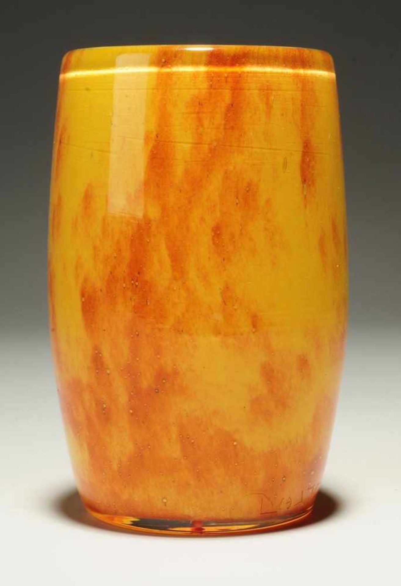 Kleine Vase Farbloses Überfangglas. Formgeblasen. Zwischen den Schichten gelbe u. orangefarbene