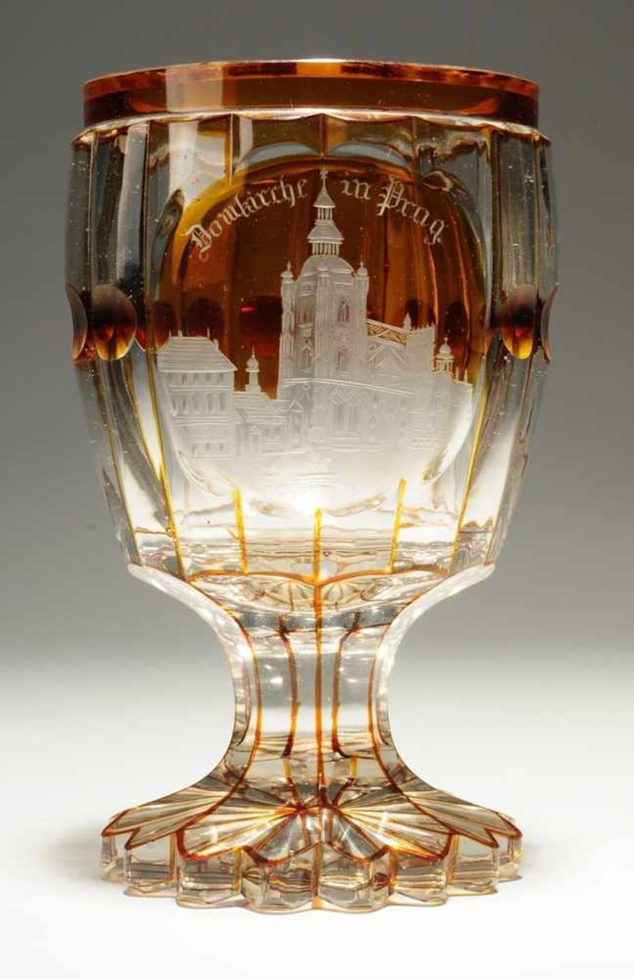 Biedermeier-Fußbecher Farbloses Glas, part. gelb gebeizt. Formgeblasen. Blütenförmiger, facettierter