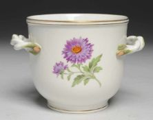 Cachepot mit Blumenmalerei Weiß, glasiert. Gewölbter Korpus. Seitl. gedrehte Asthenkel. Polychrome