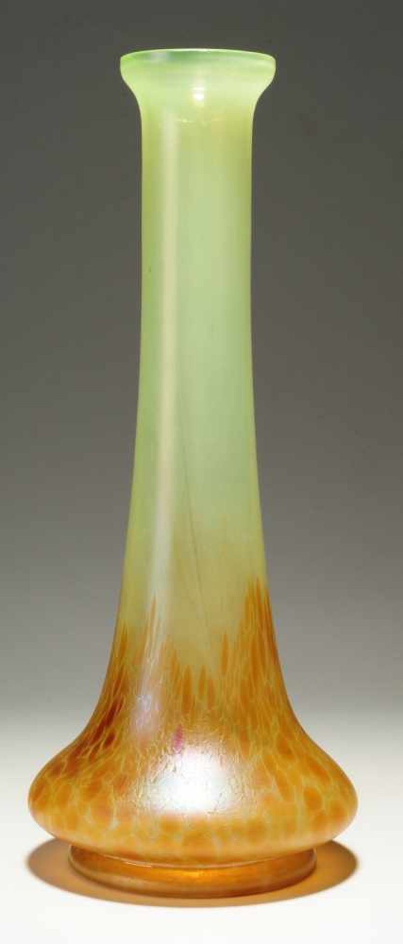 Jugendstil-Vase Lichtgrünes Glas, Opalglasunterfang, eingeschmolzene orangebraune Krösel.