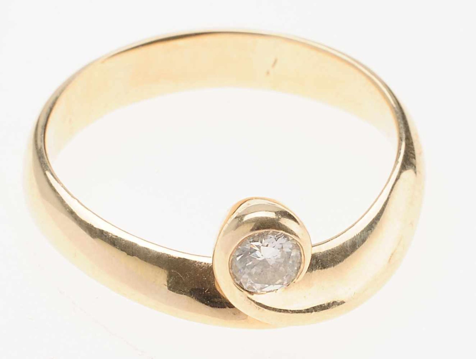 Brillant-Ring 585er GG. Breite gewölbte Ringschiene. Schaus. in glatter Zarge Brillant (ca. 0,4