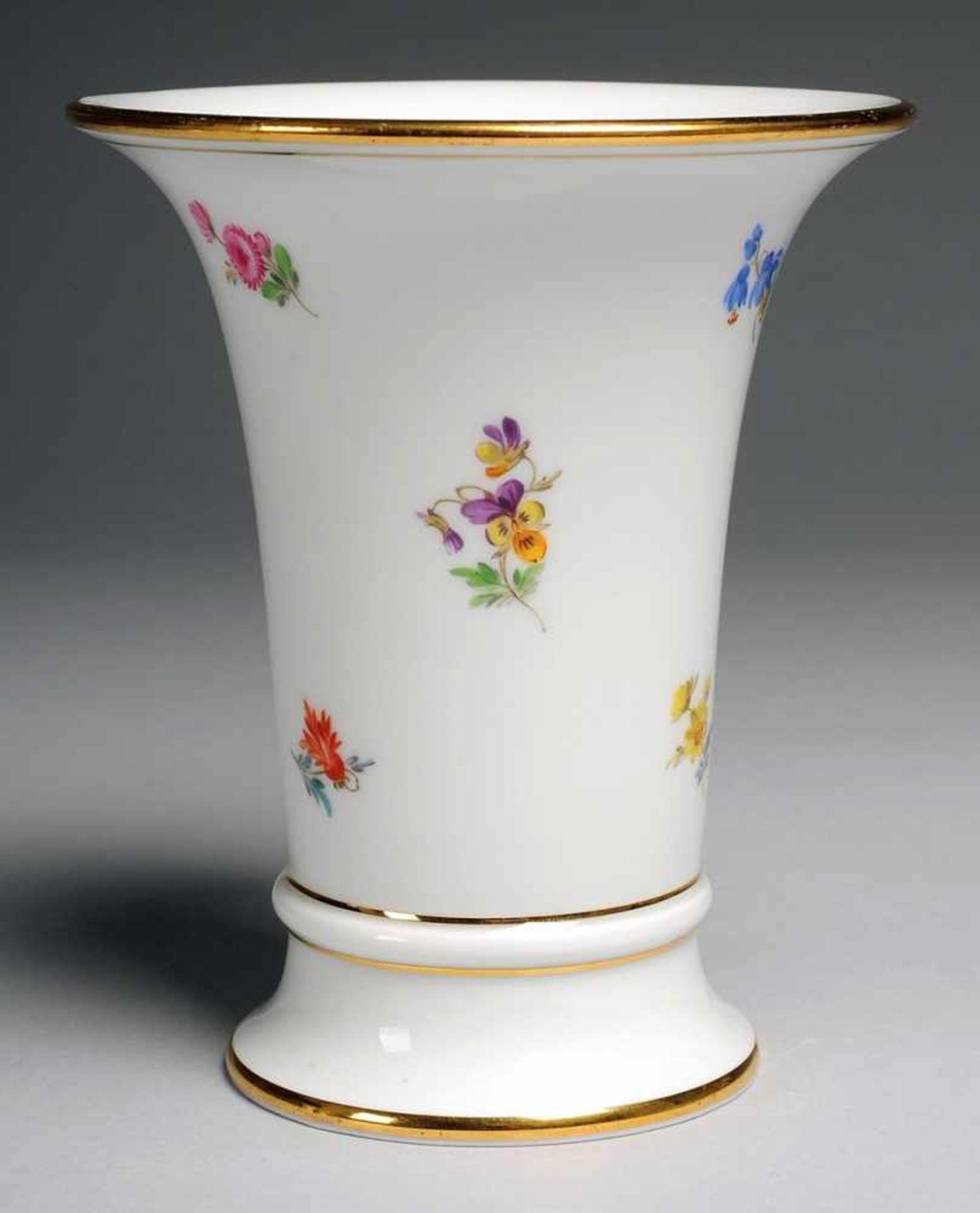 Trompetenvase "Streublume" Weiß, glasiert. Polychrome Bemalung. Goldränder. Minim.