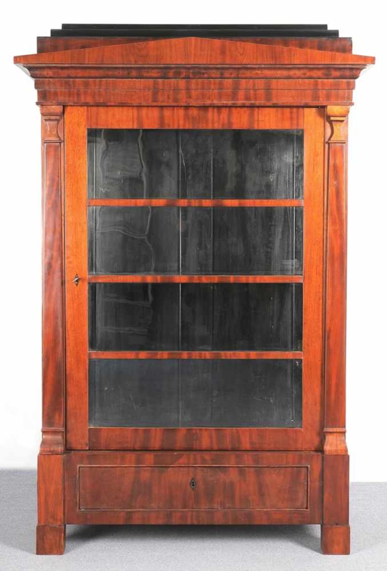 Biedermeier-Vitrine Mahagoni, furniert, part. ebonisiert. Über Klotzfüßen u. einschübigem