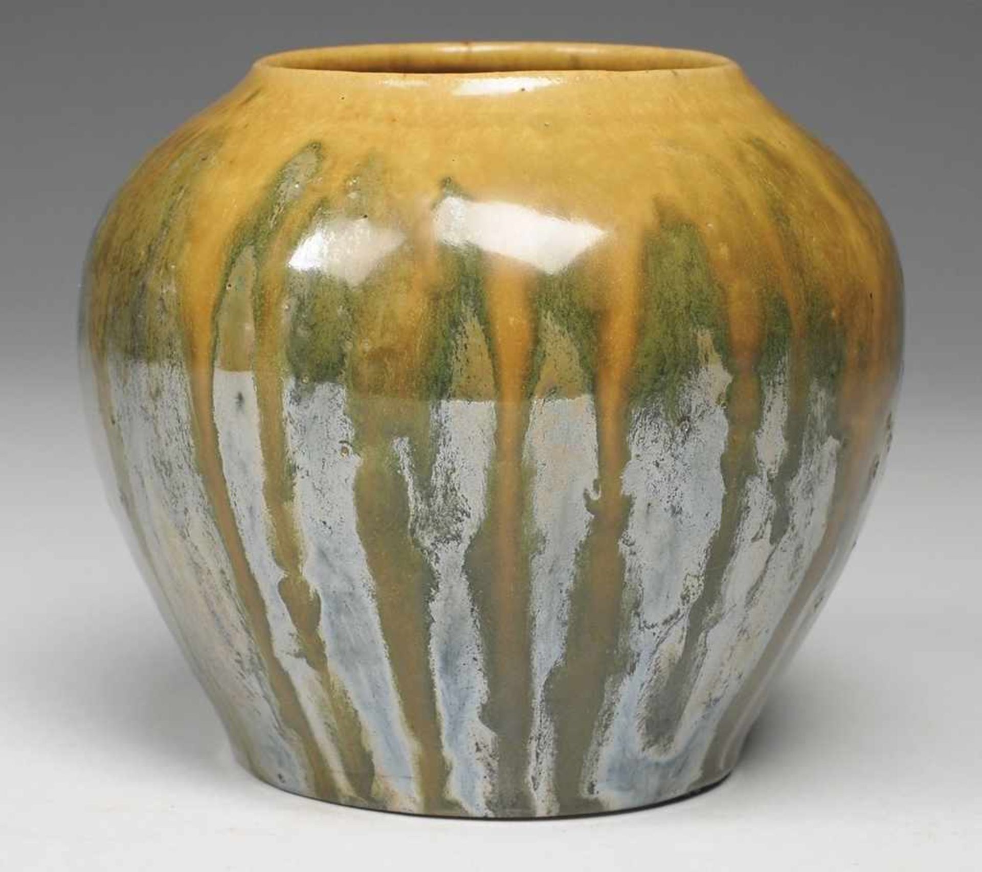 Jugendstil-Vase Sandfarbener Scherben. Ovoide Form mit eingezogener Mündung. Über blauem Fond grün-