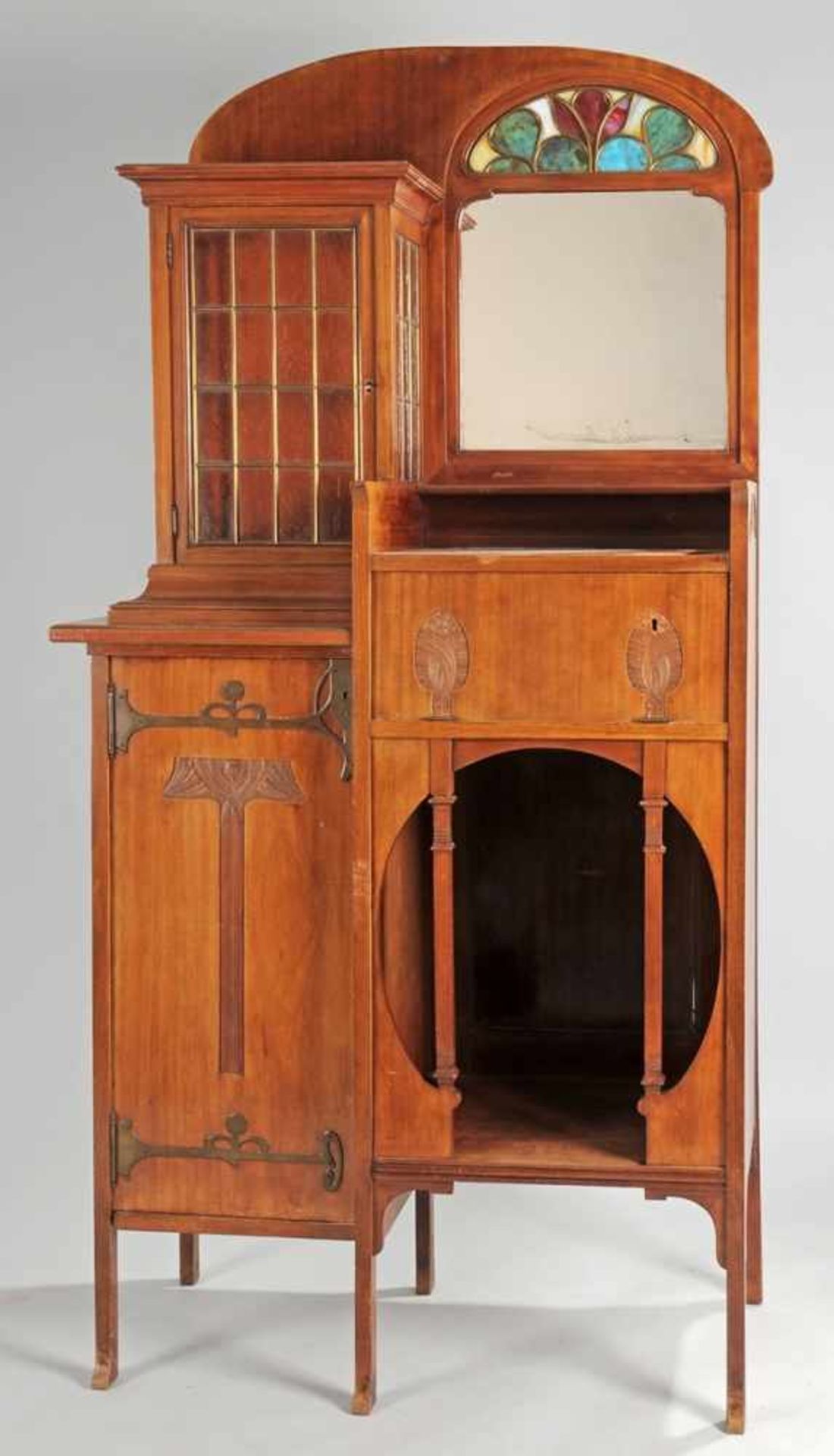 Jugendstil-Salonschrank Nussbaum, furniert. Auf l. geschwungenen Vierkantfüßen hochrechteckiger,