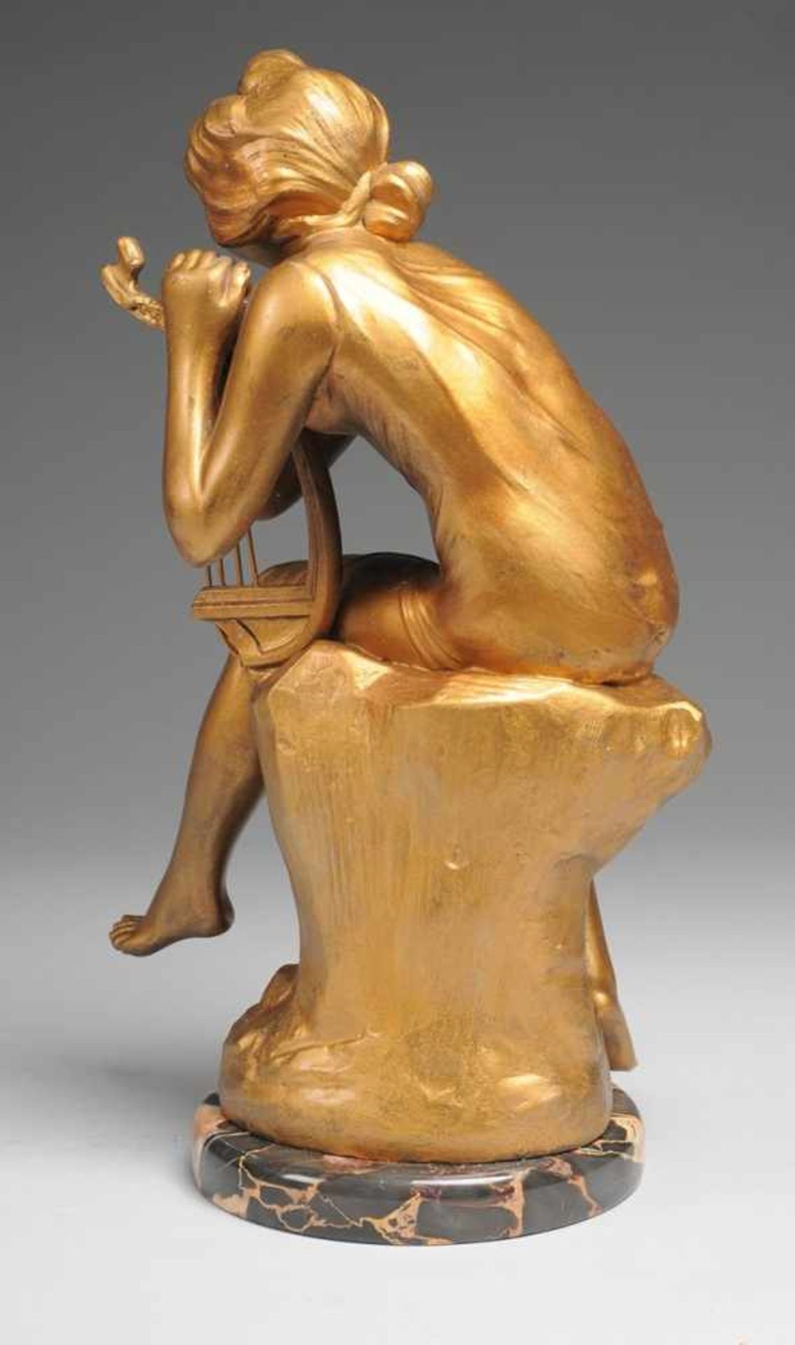 Lyra-Spielerin Zinkguss, golden patiniert. Auf rundem Sockel Figur eines auf einem Felsen - Bild 3 aus 3