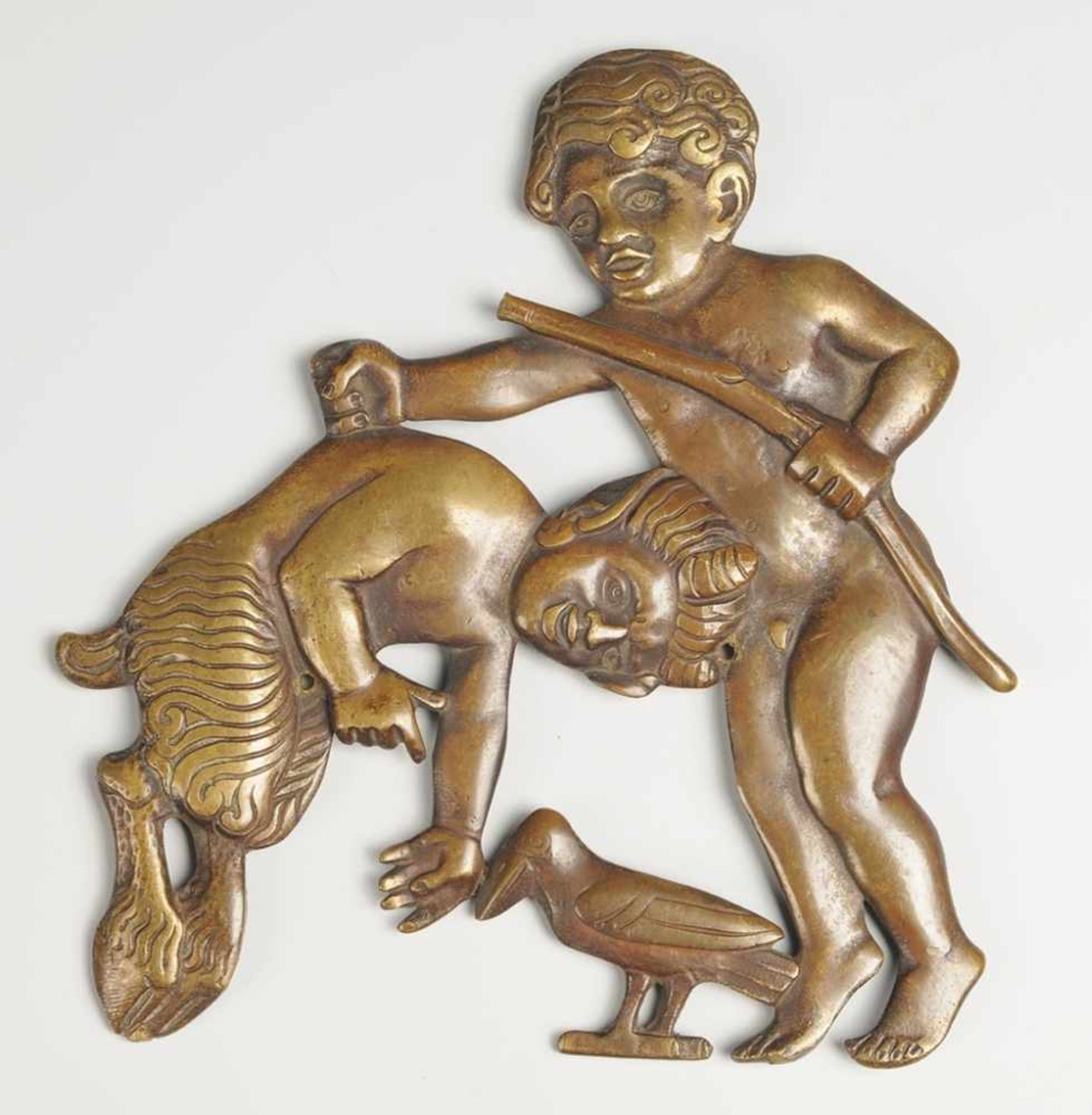Art-Déco-Applikation Bronze, patiniert. Putto mit Bogen beim Raufen mit einem Satyrisken, ihm zu