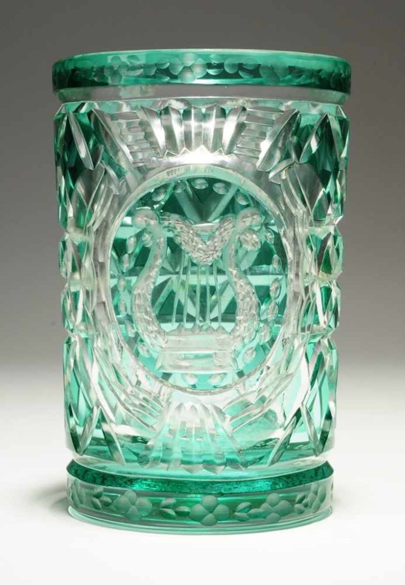 Becherglas Farbloses Glas, part. grün gebeizt. Formgeblasen. Zylindrischer Korpus. Kerbschliffdekor,