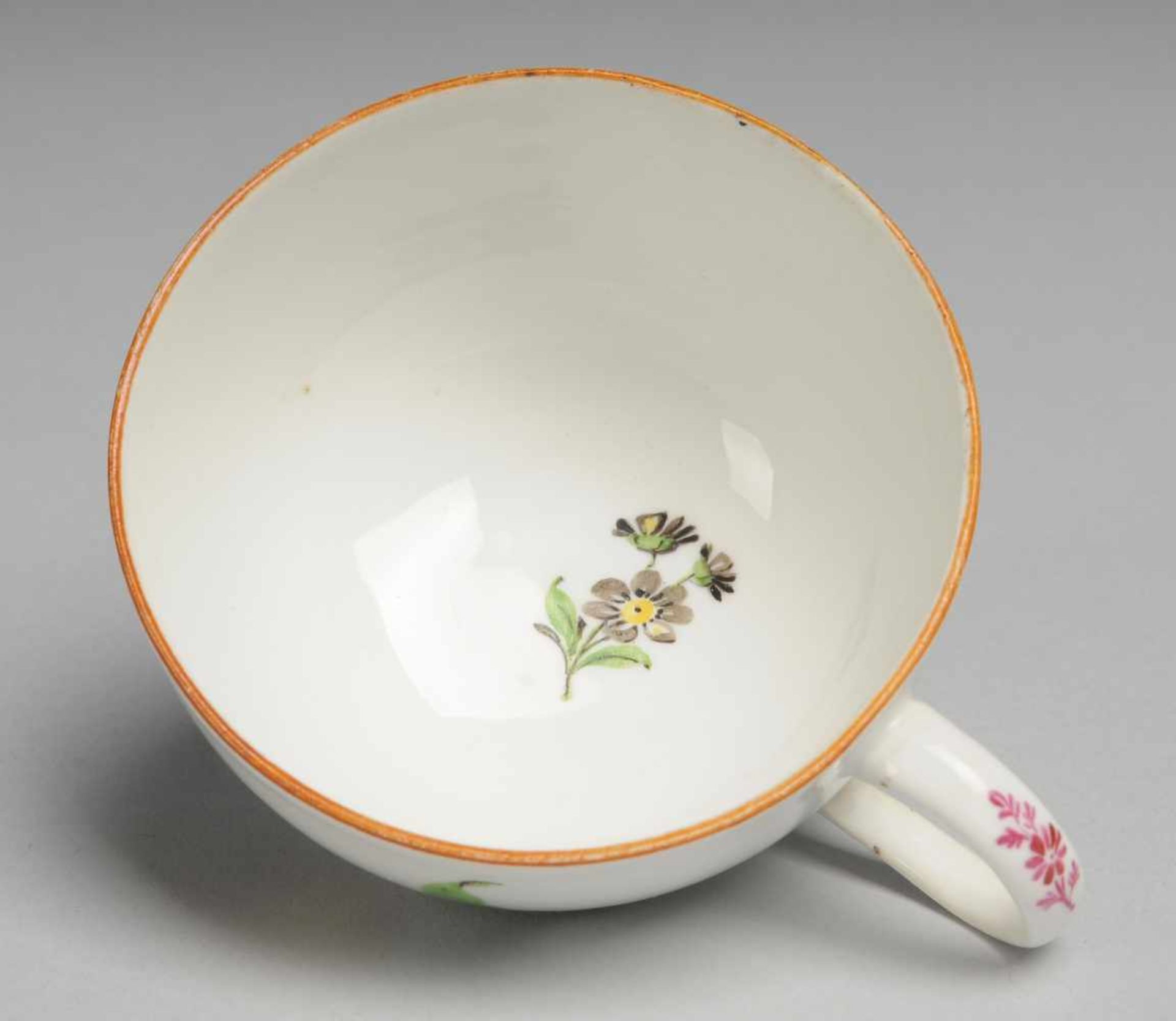 Marcolini-Tasse Weiß, glasiert. Halbkugelige Form. Polychrome Bemalung mit Tulpen u. Streublume. - Bild 2 aus 3