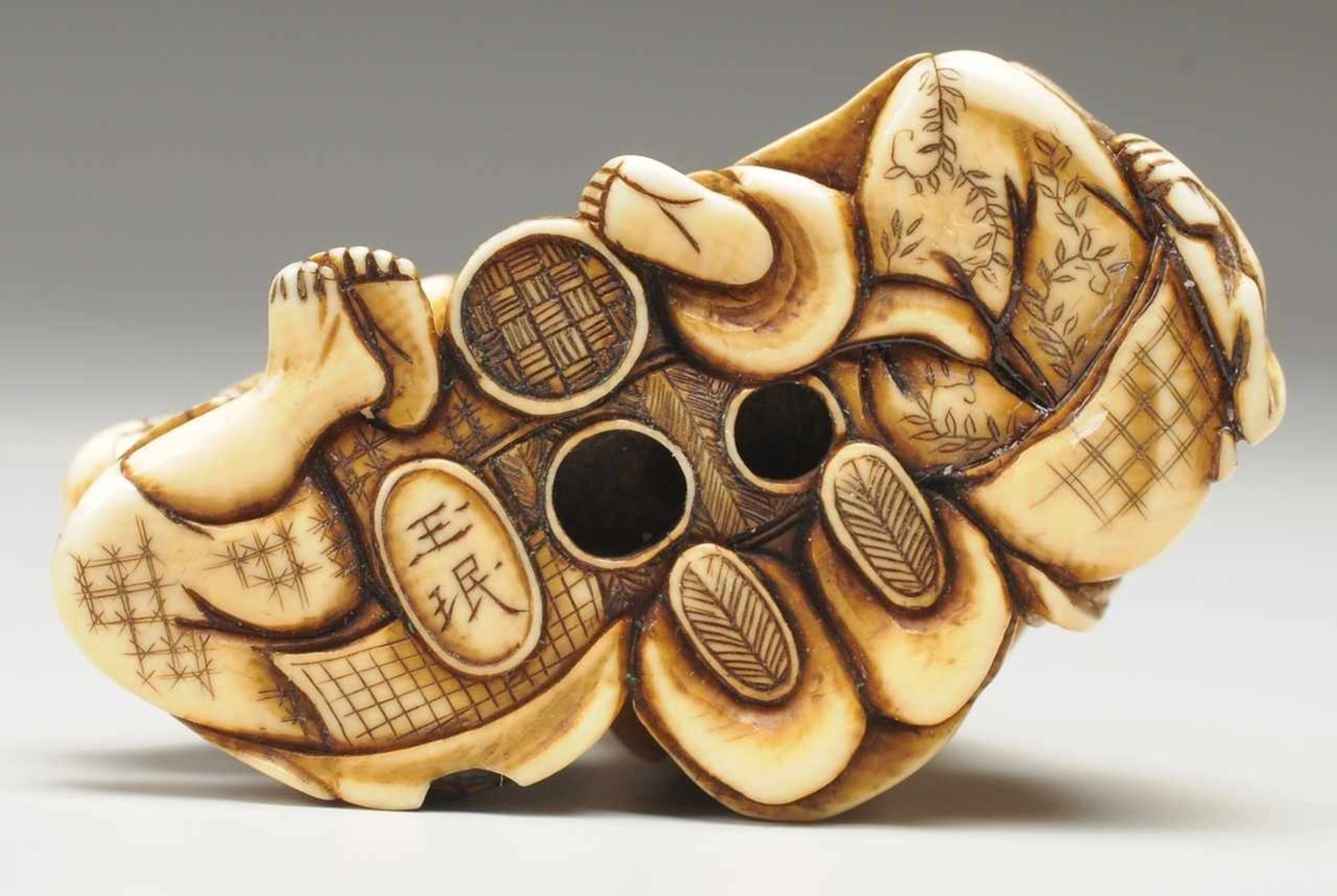 Netsuke Elfenbein. Feine filigran gearbeitete figürliche Darstellung dreier Männer, einer im - Bild 3 aus 3