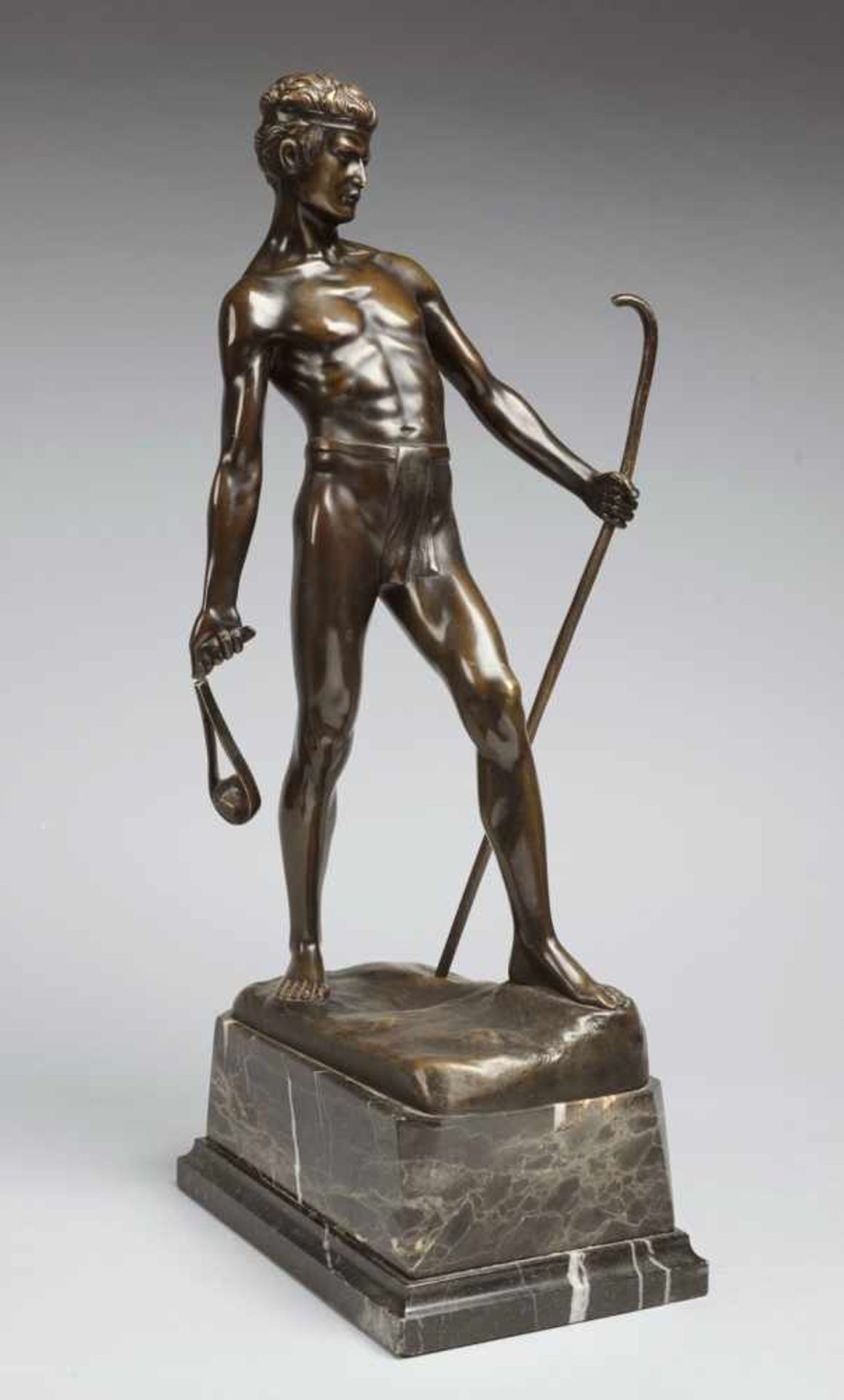 Schmidt-Hofer, Otto (Berlin 1873 - 1925) Bronze, patiniert. David mit Hirtenstab u. Steinschleuder