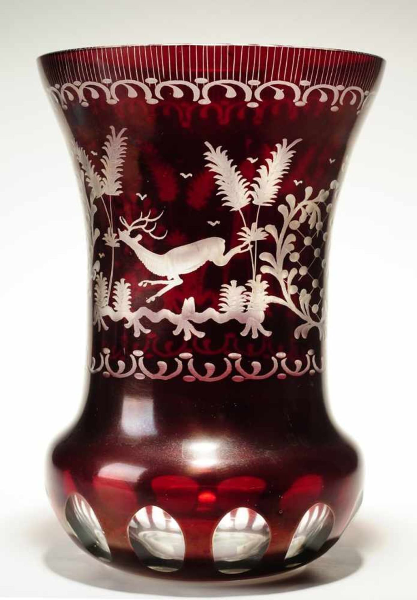 Vase Farbloses Glas, rot gebeizt. Formgeblasen. Geschliffene Kartuschen, Ranken, Wild u.