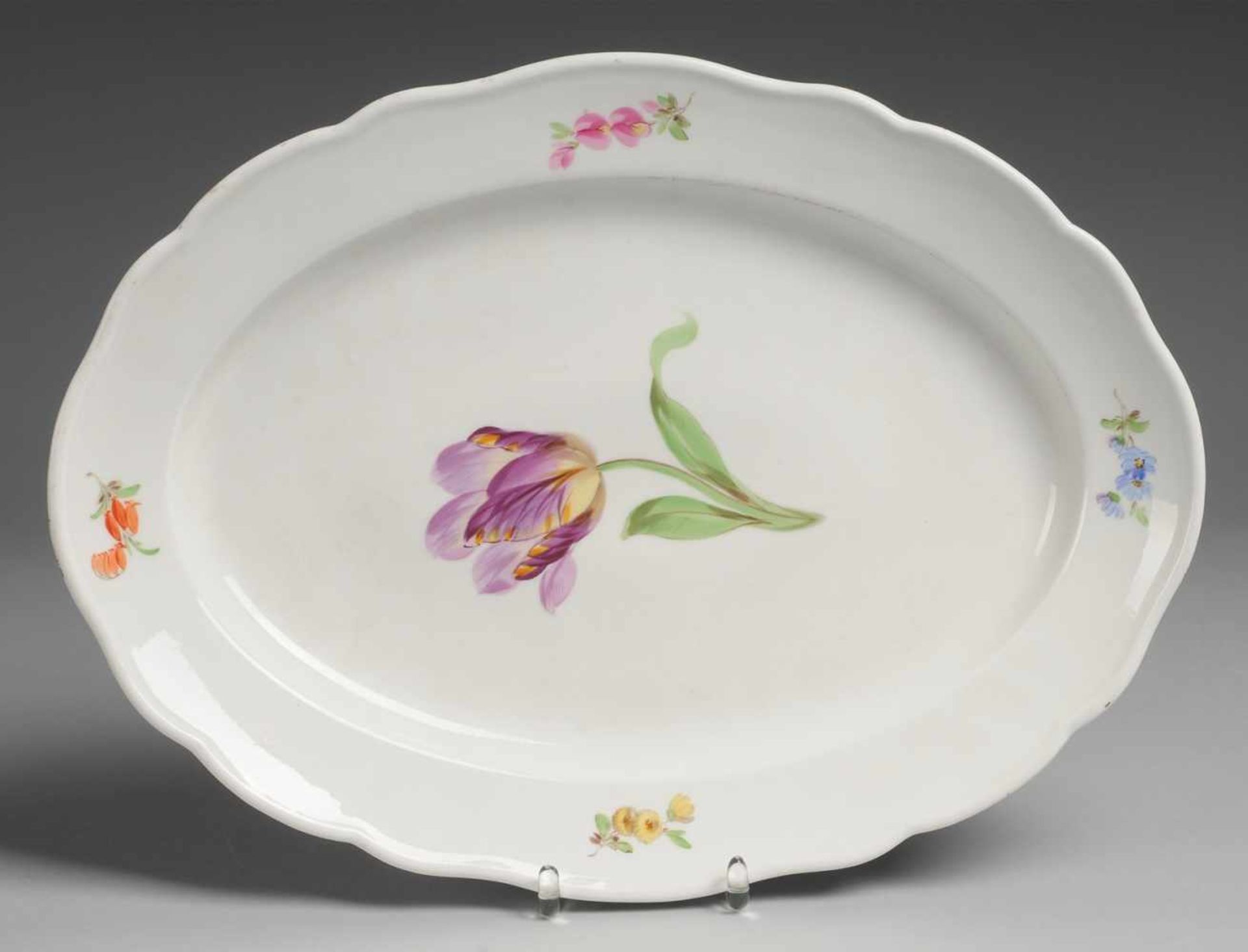 Ovalplatte mit Blumenmalerei Weiß, glasiert. Gebogter Rand. Polychrome Bemalung mit Tulpenblüte