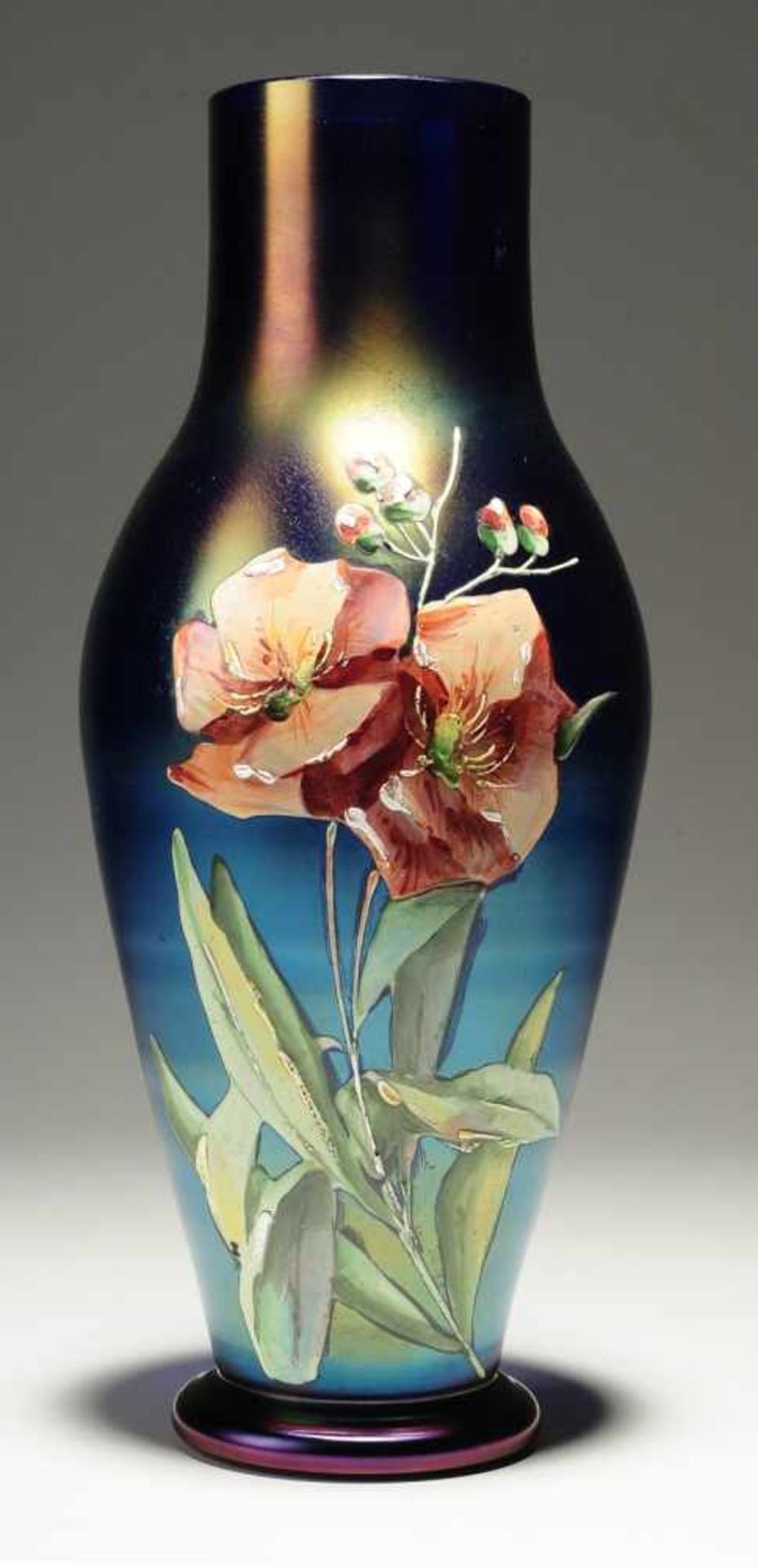 Jugendstil-Vase Kobaltblaues Glas. Formgeblasen. Irisiert. Gestreckt bauchige Form mit zylindrischem