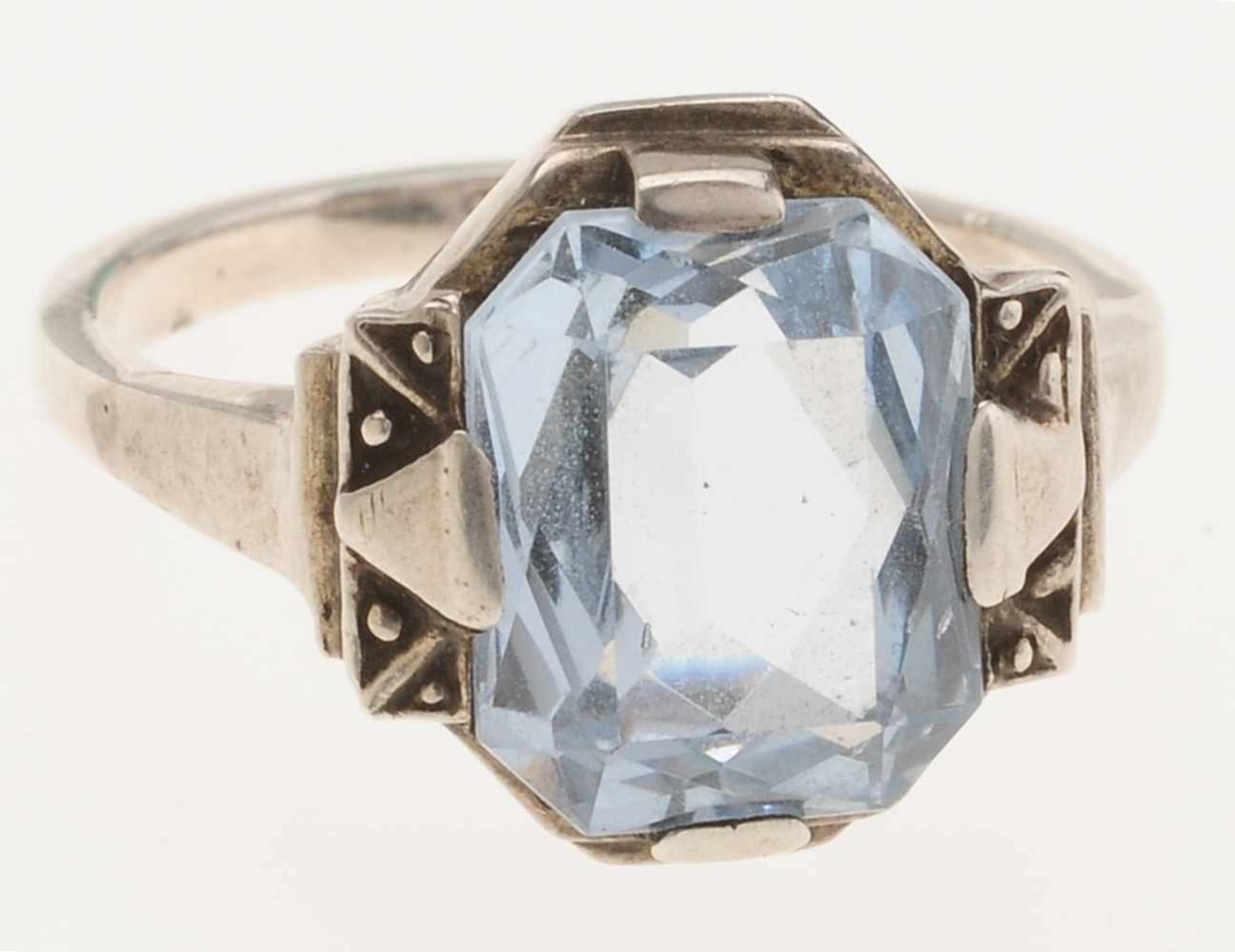 Art-Déco-Ring mit hellblauem Stein 935er Silber. Schmale Ringschiene. Am Ringkopf