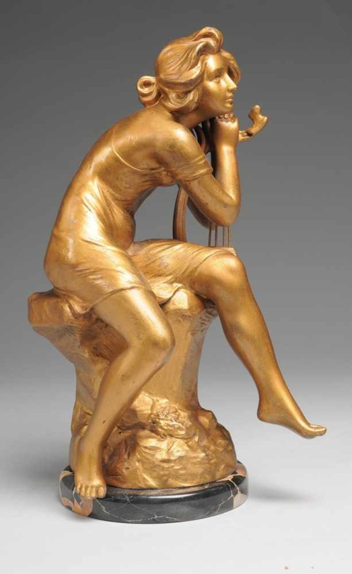 Lyra-Spielerin Zinkguss, golden patiniert. Auf rundem Sockel Figur eines auf einem Felsen - Bild 2 aus 3