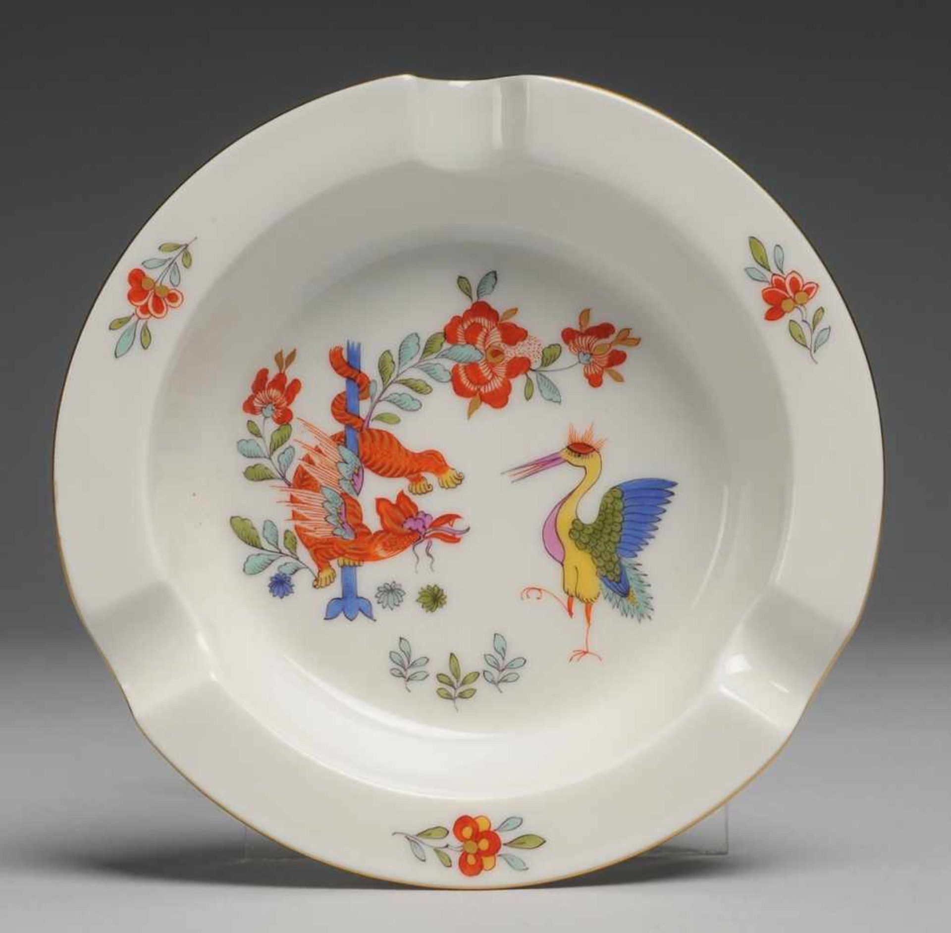 Aschenbecher "Chinesischer Drache und Storch" Weiß, glasiert. Runde Form. Polychrome, golden