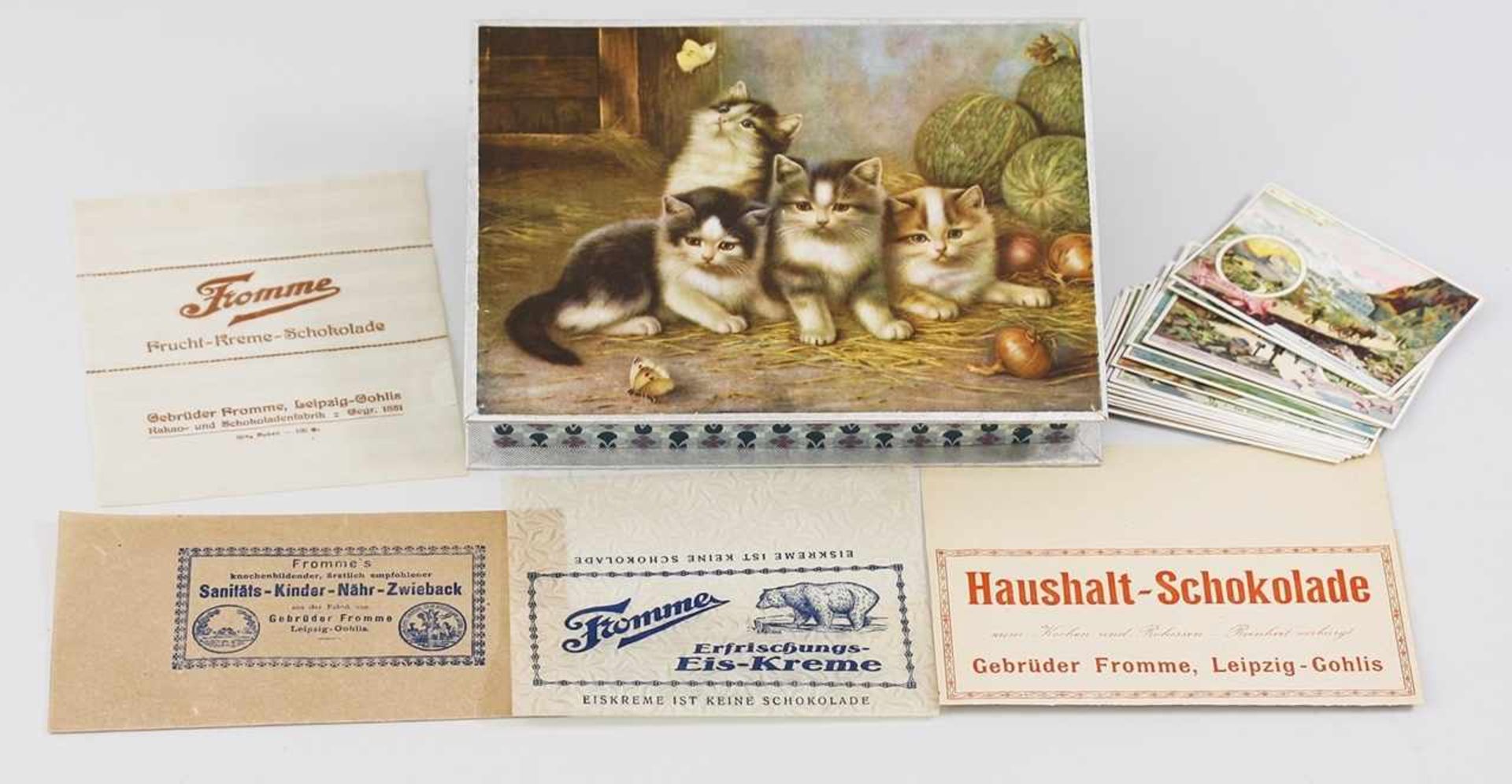 Pralinenschachtel Karton, geprägtes u. bedrucktes Papier. Rechteckige Form mit Katzenmotiv. Dazu