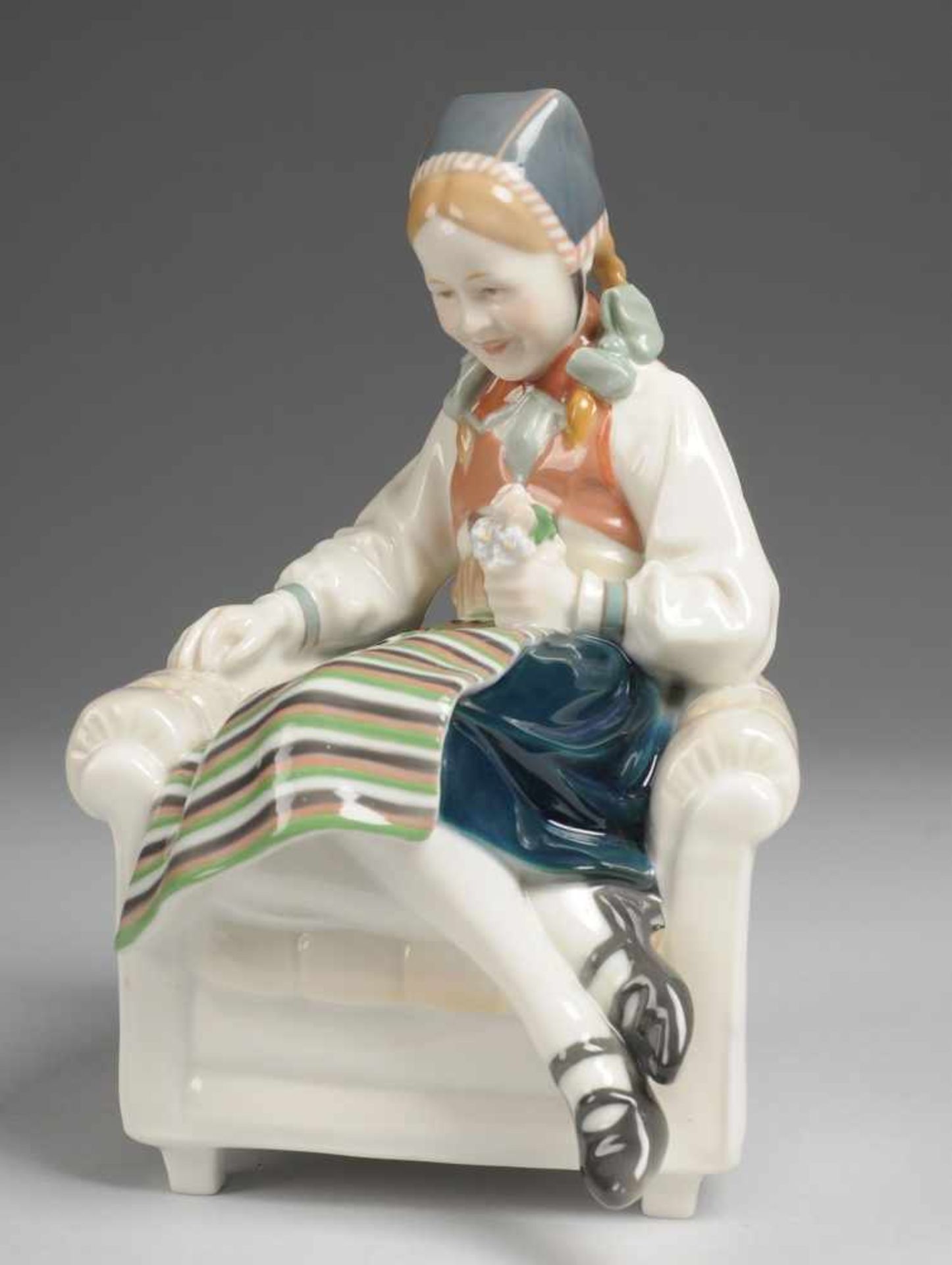 "Kind im Sessel" Weiß, glasiert. In einem Sessel sitzendes Mädchen in Trachtenkleidung, einen - Bild 2 aus 2