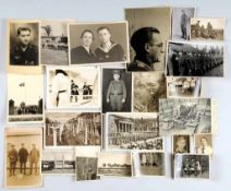 Konvolut Fotografien u. Postkarten aus dem 2. Weltkrieg 37 St. Versch. S/W-Fotografien, u.a.
