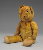 Teddybär Mit Holzwolle gestopfter Körper aus gelbem Mohairplüsch, Sohlen aus Baumwolle.