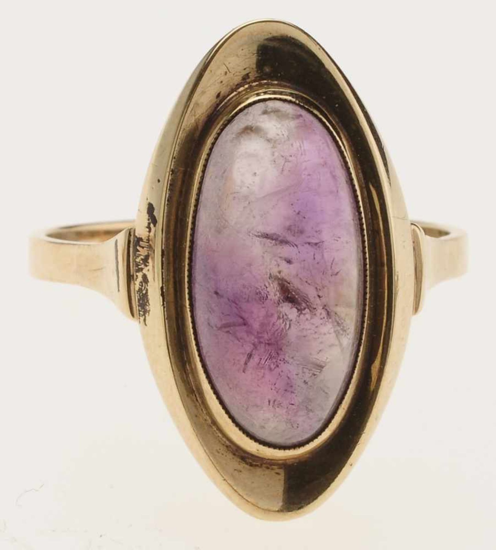 Amethyst-Ring 333er GG. Flache Ringschiene. Am Ringkopf in glatter Zarge schmaler, hochovaler