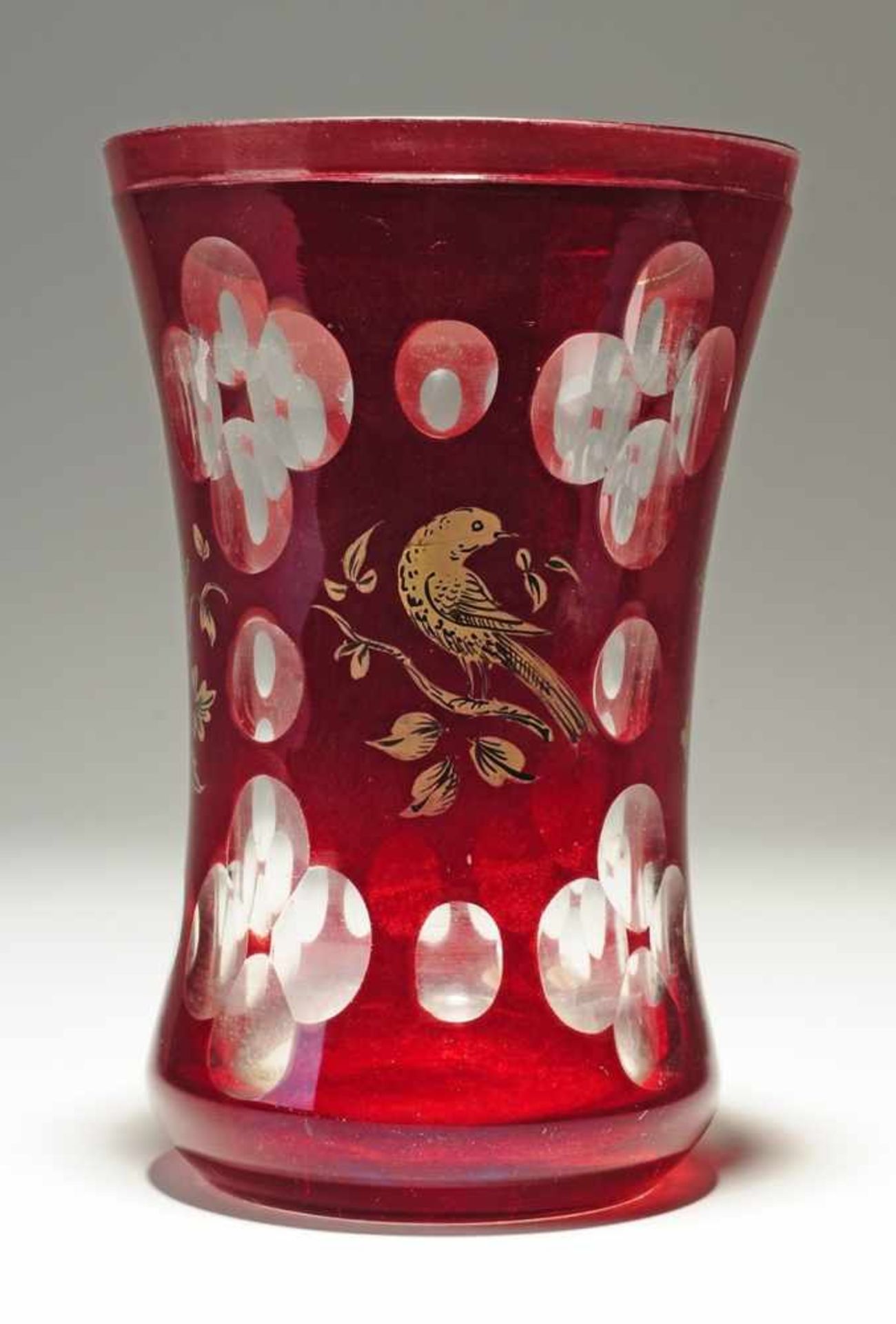 Biedermeier-Becher Farbloses Glas, part. rot gebeizt. Korpus mit konkav gewölbter Wandung.