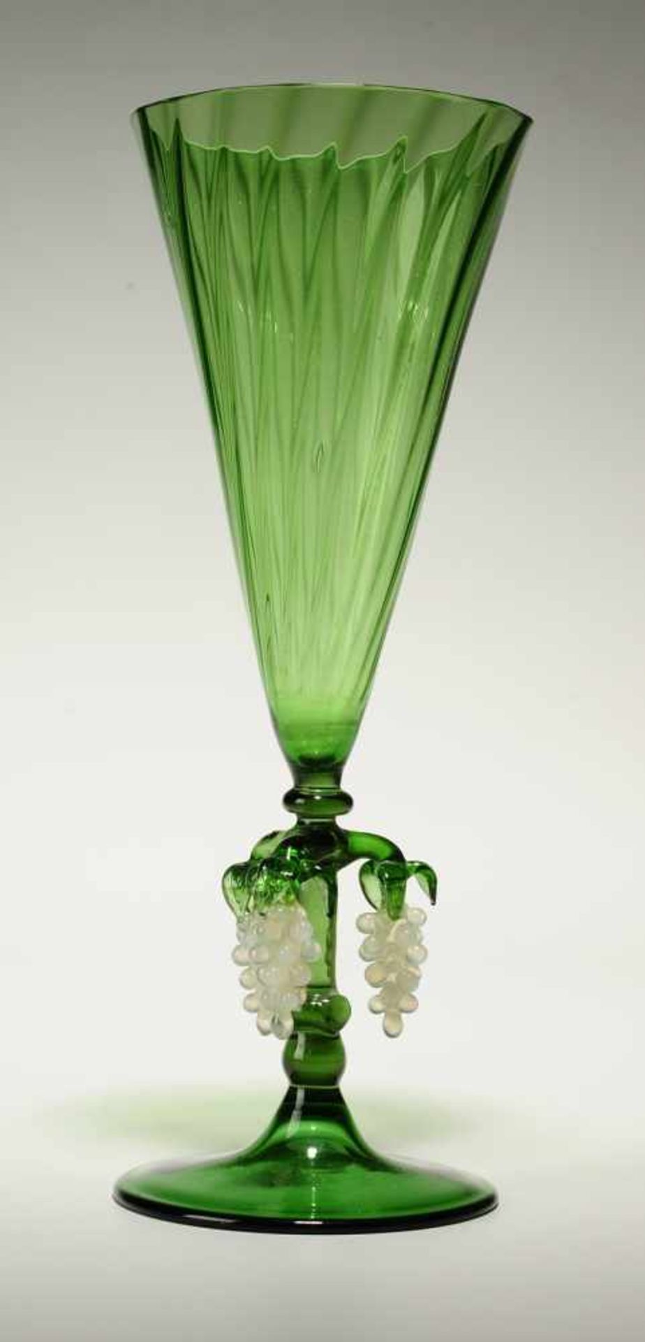 Kelchglas Grünes u. milchopales Glas, Formgeblasen. Scheibenfuß u. kurzer, schmaler Schaft. Konische