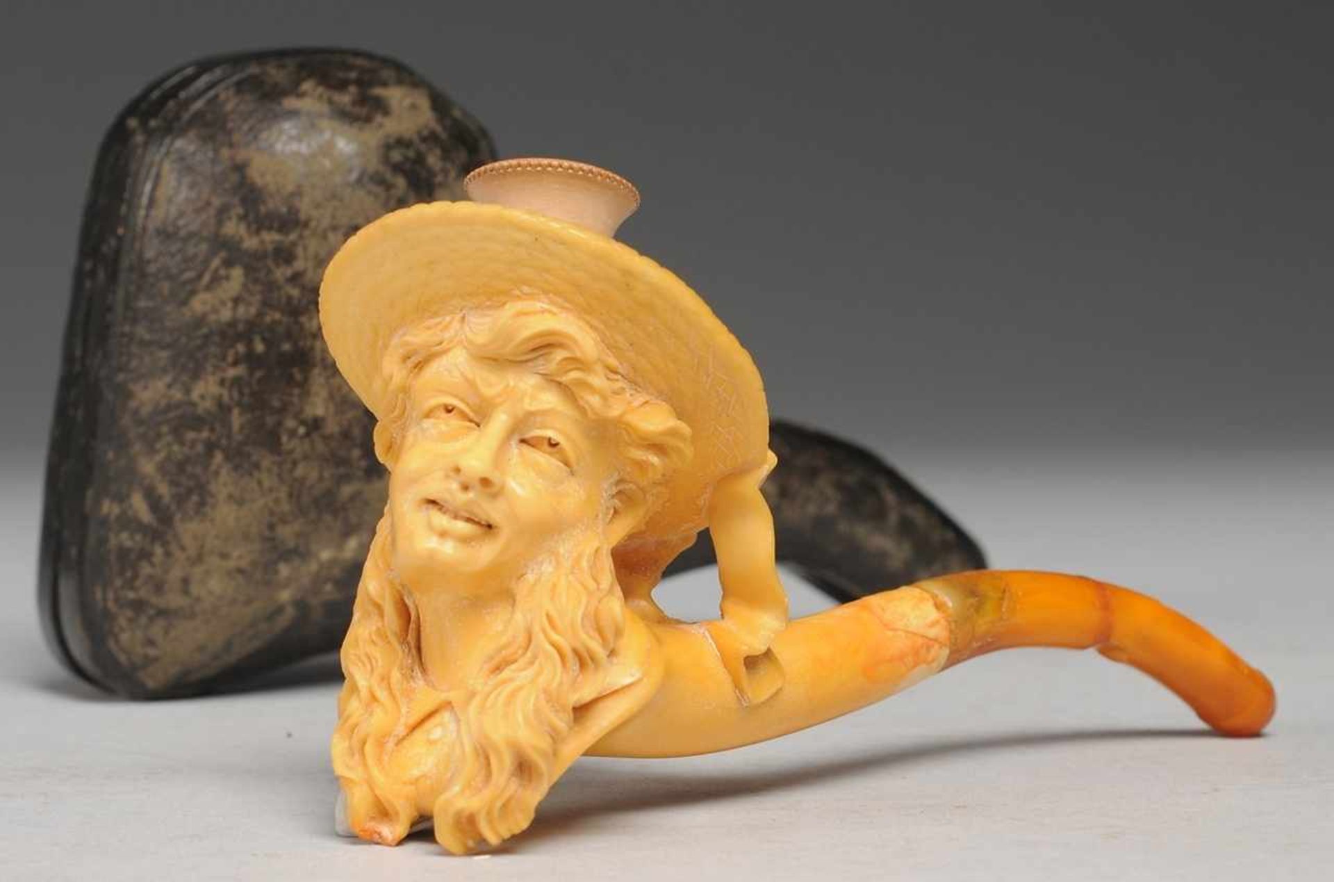 Meerschaumpfeife Pfeifenkopf in Form eines bärtigen Männerporträts mit sommerlichem Strohhut,