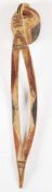Wan-Nyaka-Maske Holz, geschnitzt u. polychrom bemalt. Zoomorph gestaltete Tanzmaske. L. 103 cm. (