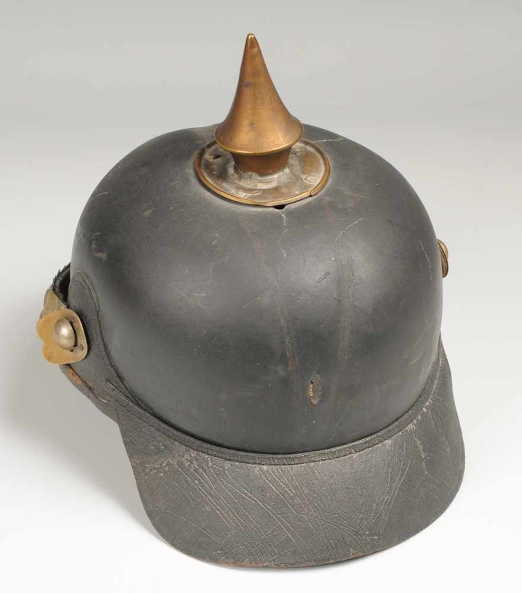 Pickelhaube Lederne Helmglocke mit Nackenschutz u. nicht abnehmbarer Spitze. Lederriemen mit - Bild 3 aus 5