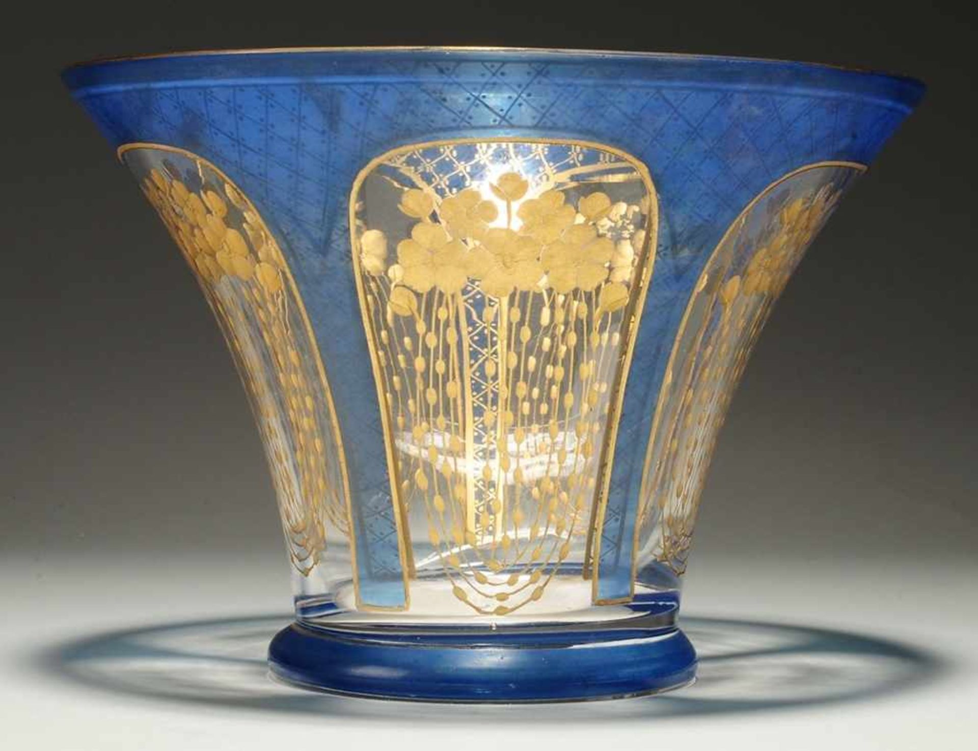 Jugendstil-Vase Farbloses Glas, part. blau gebeizt. Formgeblasen. Konische Form mit ausladender