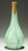 Malachitglas-Vase Schlieriges grün-weißes Opalglas, farblos überfangen. Formgeblasen. Bauchiger