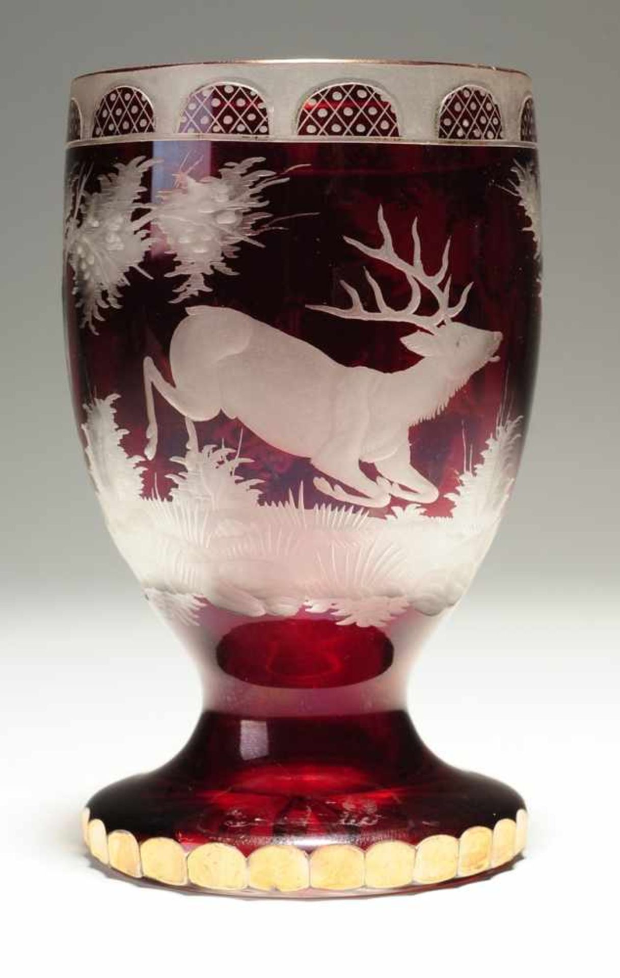 Biedermeier-Fußbecher Farbloses Glas, rot überfangen. Formgeblasen. Runder ansteigender Fuß u.