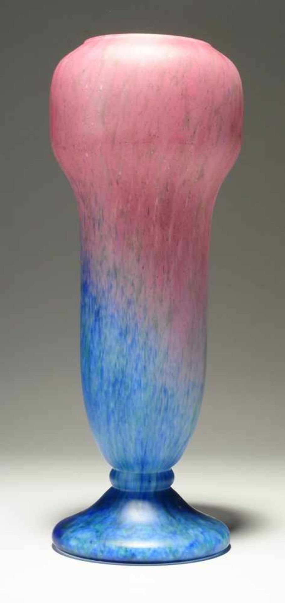 Pate de Verre-Vase Farbloses Glas mit rosafarbenen, blauen u. grünen Pulvereinschmelzungen.