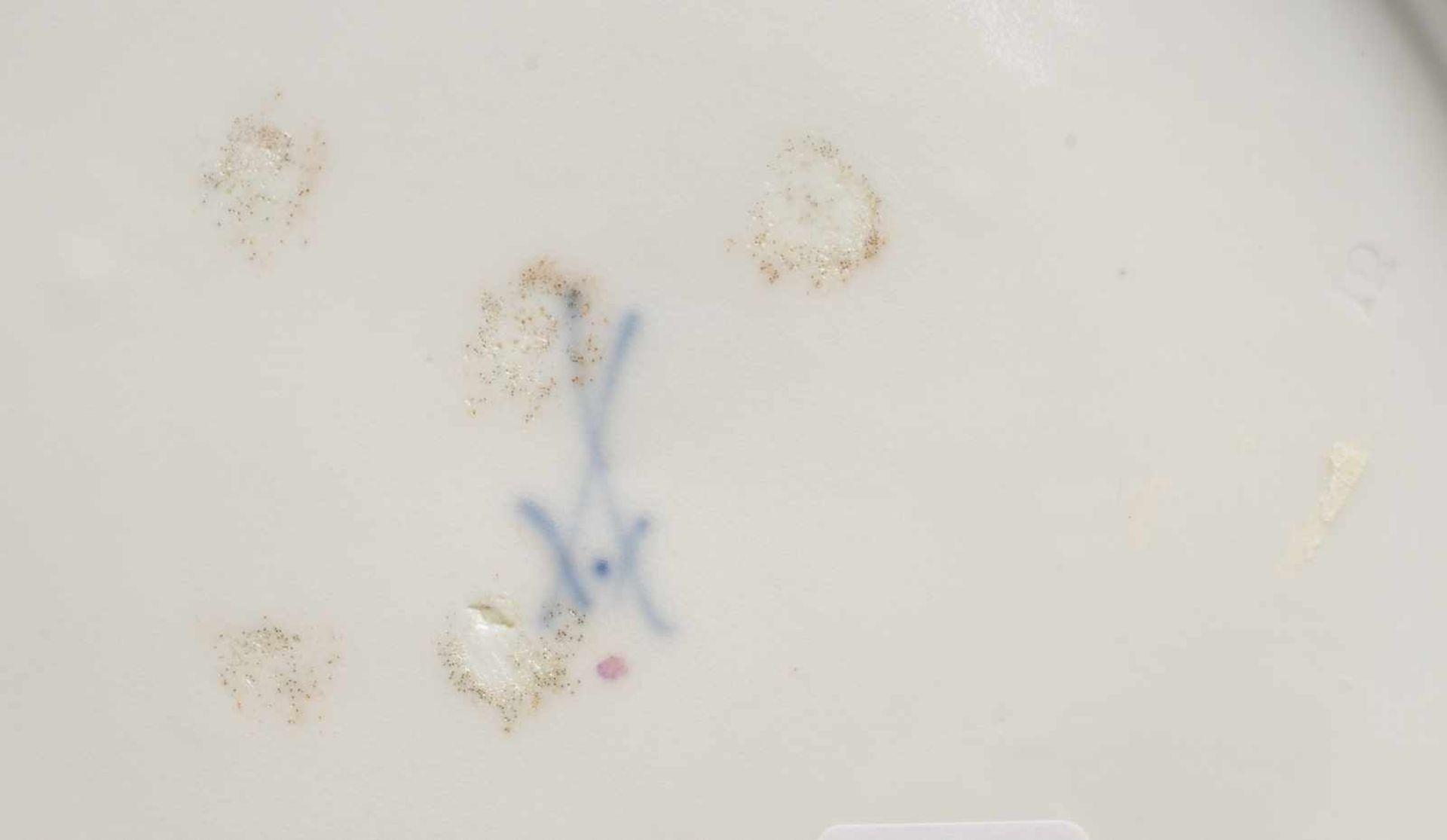 Teller mit Blumenmalerei Weiß, glasiert. Gemuldet, l. gewulsteter Rand. Polychrome Bemalung mit - Bild 2 aus 2