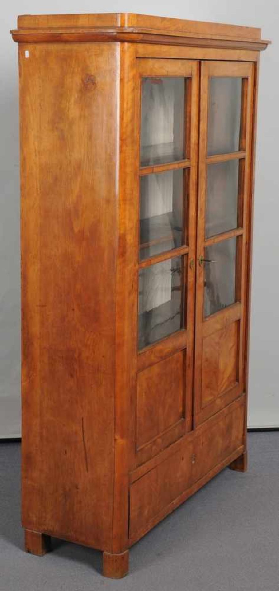 Biedermeier-Bücherschrank Birke, furniert. Auf Klotzfüßen über Schub zweitüriger, sprossenverglaster - Image 2 of 3