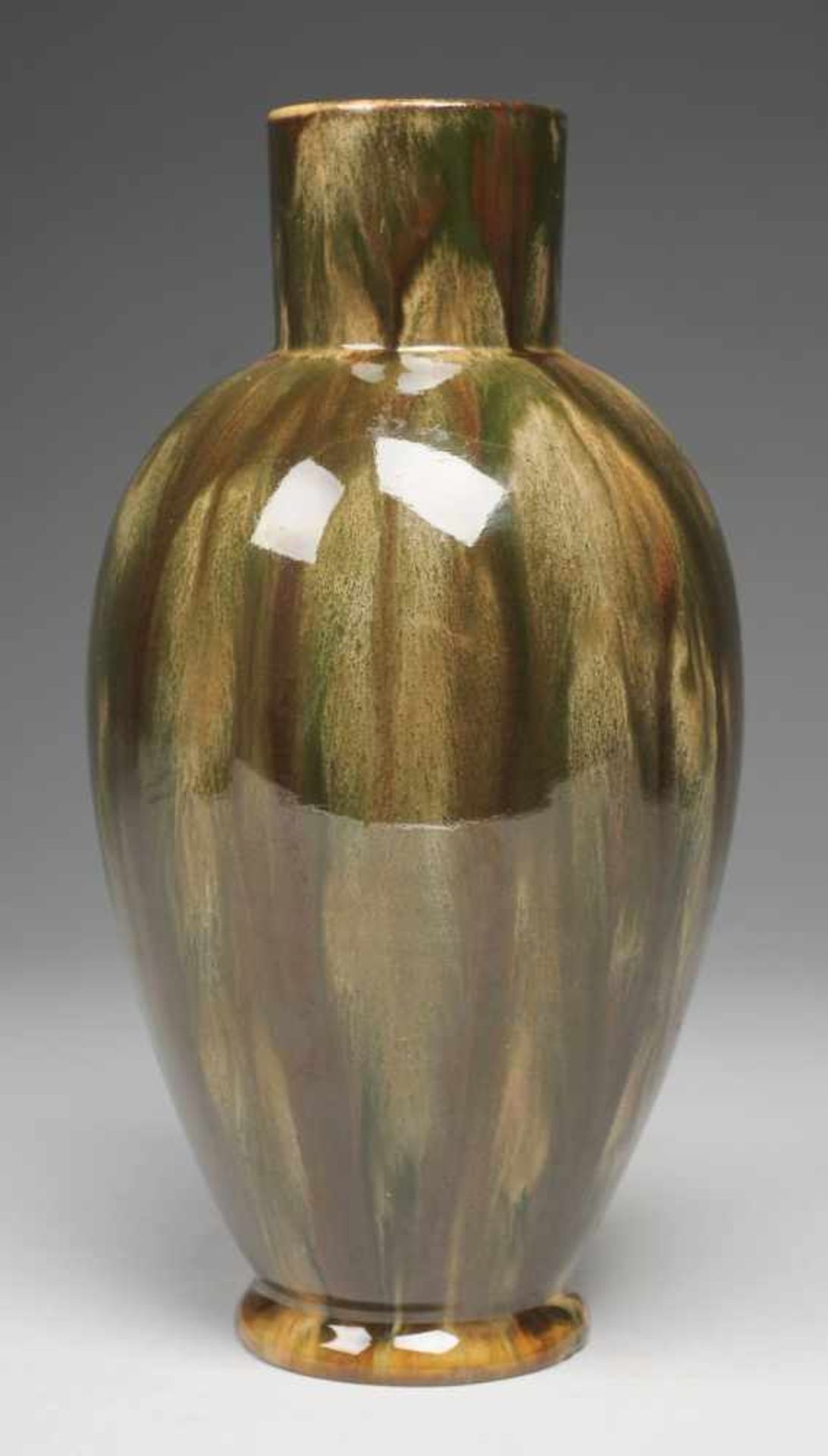 Jugendstil-Vase Sandfarbener Scherben. Gefußte Eiform mit zylindrischem Mündungsring. Über braunem