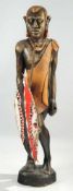 Massai-Krieger Hartholz, geschnitzt. Auf ovaler Plinthe stehende Figur eines Kriegers mit